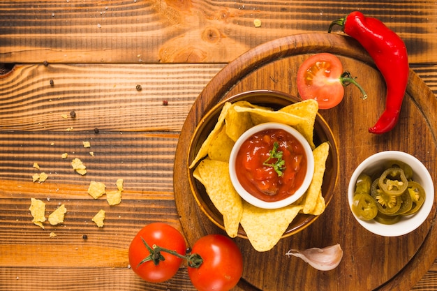 Przepisy na domowe salsy, które idealnie komponują się z nachosami