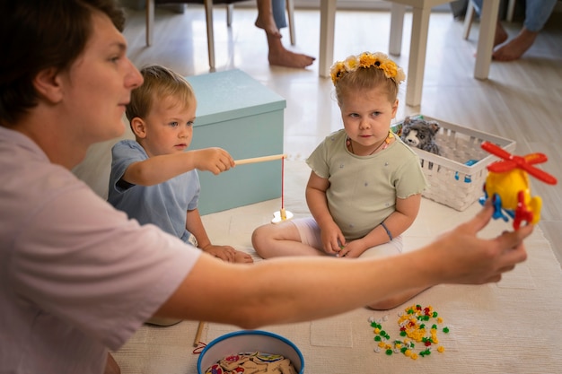 Jakie korzyści przynosi terapia integracji sensorycznej w codziennym życiu dzieci?
